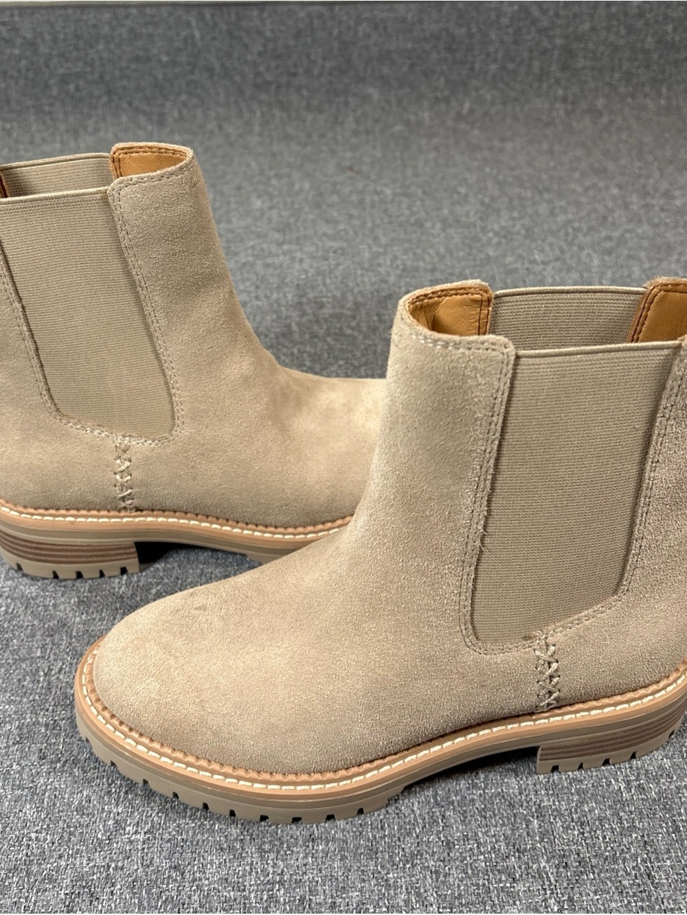 Crown Vintage CV GILIAN Chelsea Ankle Boots Womens 5.5 Taupe Suede Lug Sole